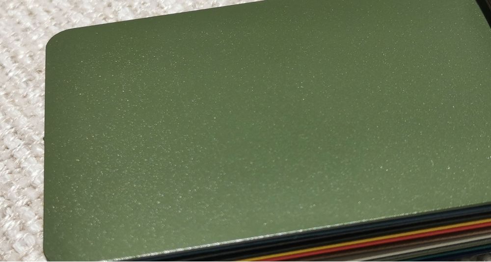 Table en métal coloré deux personnes pour le balcon